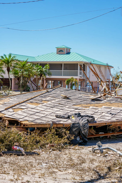 Maisons s'effondrant pendant l'ouragan Ian vents violents et ondes de tempête - Photo, image