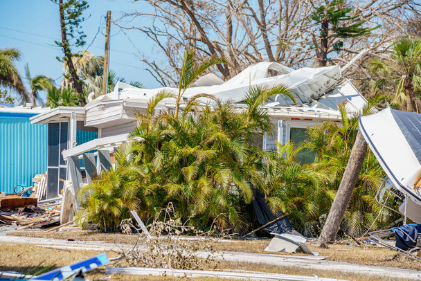 Ian Fort Myers FL Kasırgası tarafından yıkılan mobil evler. - Fotoğraf, Görsel