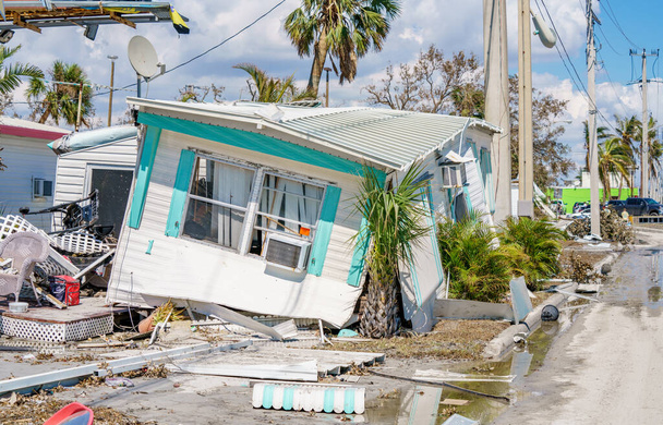 ハリケーンイアン・フォート・マイヤーズによって破壊されたモバイルホーム - 写真・画像