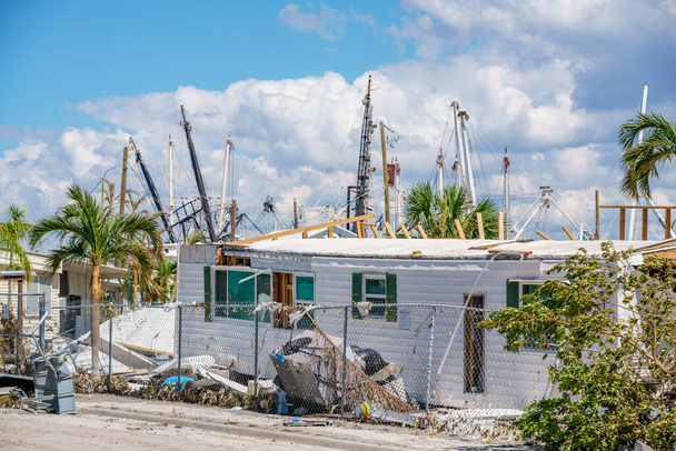 ハリケーンイアン・フォート・マイヤーズによって破壊されたモバイルホーム - 写真・画像