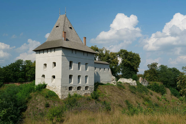 Castillo del siglo XIV en la ciudad de Halych en el río Dniester, al oeste de Ucrania. Restos de fortificación del castillo de Starosta. Ciudad dio su nombre al Principado de Halych, provincia histórica de Galicia - Foto, imagen