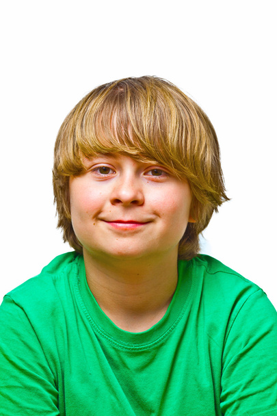 Портрет милого улыбающегося мальчика в зеленой рубашке
 - Фото, изображение