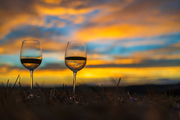 copo de vinho com pôr do sol no final do verão - Foto, Imagem