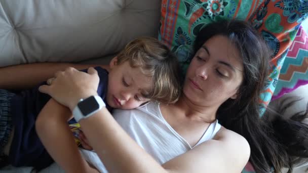  Μητέρα ξαπλωμένη στο κρεβάτι με τον μικρό γιο. Παιδί αγκαλιάζει μικρό αρσενικό ξανθό παιδί. Μητέρα αγάπη και στοργή - Πλάνα, βίντεο