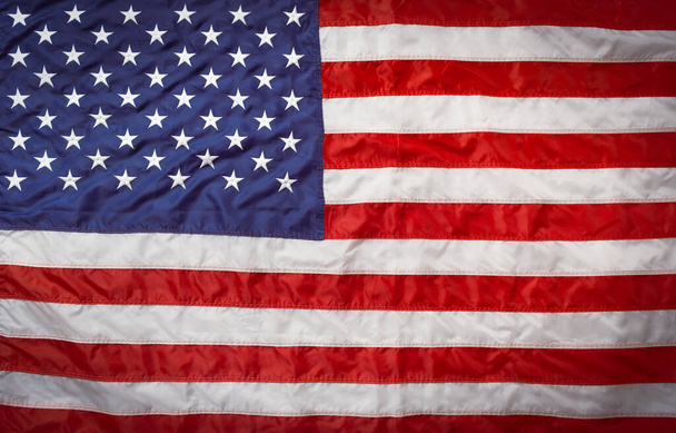 Плоский флаг США, винтажный фон с видом сверху на копировальное пространство. Знамя, минимализм, мансардный стиль. Американский - Фото, изображение