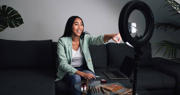 Fiatal nő vlogging online okostelefon kamera és gyűrű vezetett otthonról nappali - Fiatalok a szociális média és az intelligens munka koncepció - Fotó, kép