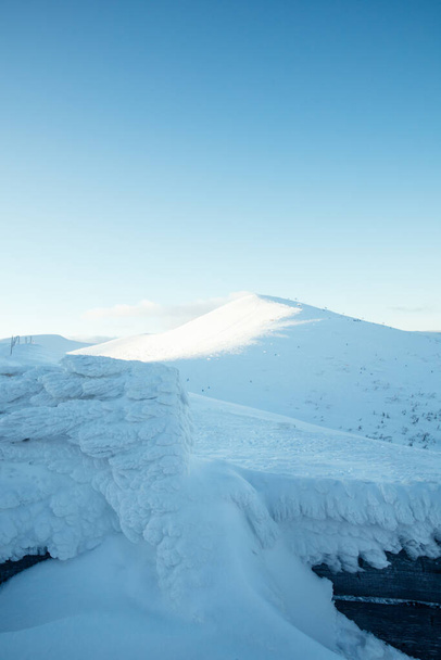 Χειμερινά Καρπάθια. Η κορυφή του βουνού Stiy καλύπτεται με χιόνι, Drahobrat χιονοδρομικό κέντρο - Φωτογραφία, εικόνα