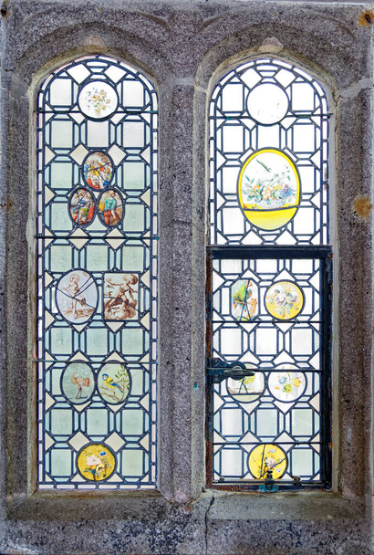 Finestra di vetro colorato all'interno del Castello di San Michele Monte - la controparte cornica di Mont Saint-Michel in Normandia. Marazion - Cornovaglia, Inghilterra, Regno Unito. 14 agosto 2022 - Foto, immagini
