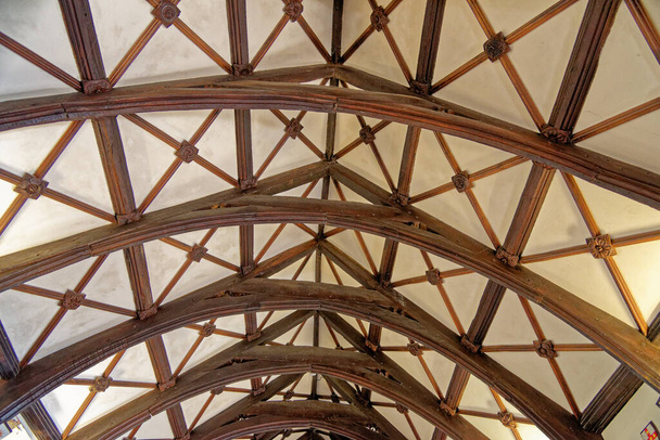 聖マイケル山の城内の古い木製の天井-ノルマンディーのモン・サン・ミシェルのコーニッシュ・カウンターパート。Marazion -イギリス、コーンウォール。2022年8月14日 - 写真・画像