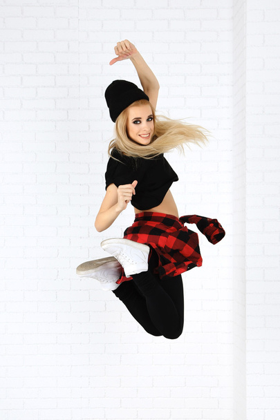 Hip hop dancer dancing on wall background - Fotografie, Obrázek