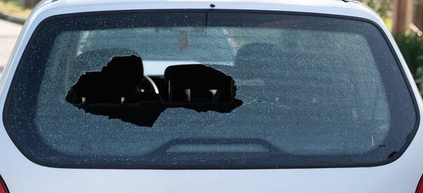 Крупный план разбитого стекла на заднем стекле автомобиля без людей - Фото, изображение
