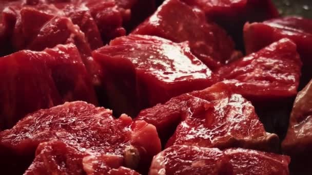 Receita de carne vermelha e processo de preparação de alimentos, cozinhar carne bovina na frigideira. Imagens 4k de alta qualidade - Filmagem, Vídeo