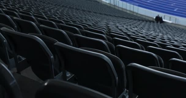 Rzędy miejsc na stadionie piłkarskim w 4K - Materiał filmowy, wideo