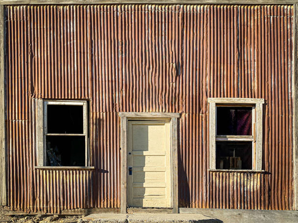 egy régi nyugati préri vad nyugati áruház elhagyott épület bejárat ajtó közelkép vintage bank szalon kereskedés - Fotó, kép