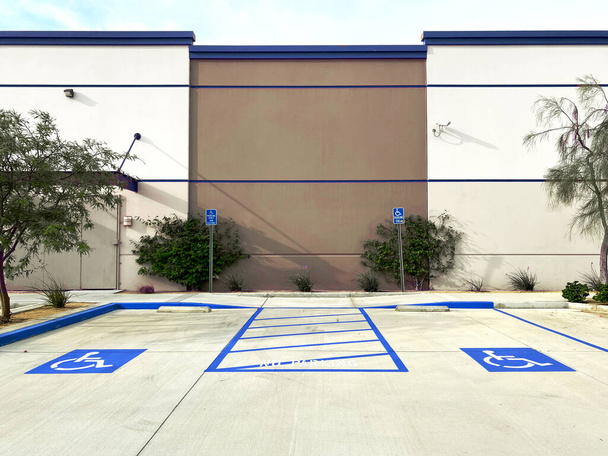 een parkeerplaats commerciële uitschakelen parkeerplaats gehandicapten handicap aangewezen bord gepost gebouw entree - Foto, afbeelding