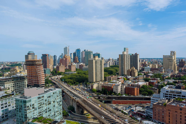 Brooklyn skyline en el río Hudson en Nueva York paisaje urbano América desde el aire con vista panorámica del centro de Brooklyn - Foto, Imagen