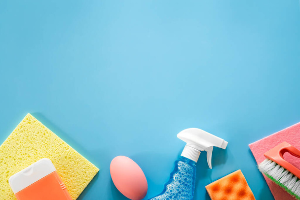 Ház tisztító termékek kék háttér, lapos laikus, másolás tér. - Fotó, kép