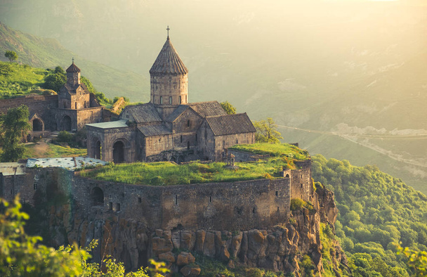 Tatěv starobylý klášter v zapadajícím slunci. Arménie nejznámější místo na cestování. Oblíbená turistická destinace. Panoramatický výhled na krásnou krajinu přírody. Stará středověká architektura. Cestování, cestovní ruch - Fotografie, Obrázek