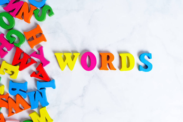 Багатокольорові дерев'яні літери, розміщені у WORDS-слові білим кольором. Концепція творчого навчання. - Фото, зображення