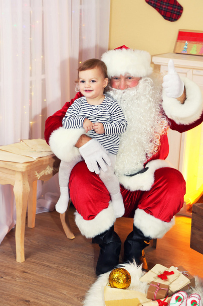 Санта-Клауса з маленькою дівчинкою - Фото, зображення