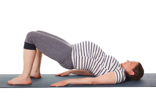 Ejercicio de yoga durante el embarazo - mujer embarazada haciendo yoga asana Purvottanasana Up ward Plank Pose aislado sobre fondo blanco - Foto, Imagen