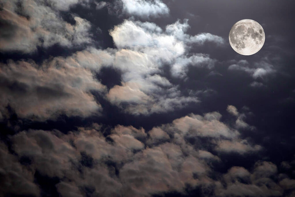 Lua cheia bonita no céu noturno.   - Foto, Imagem