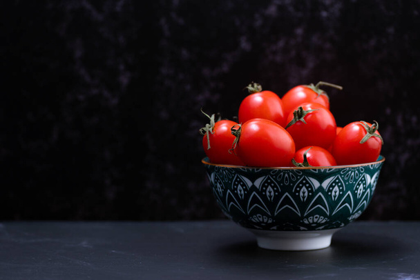 Side view of a set of cherry tomatoes in a container. - Foto, Imagen