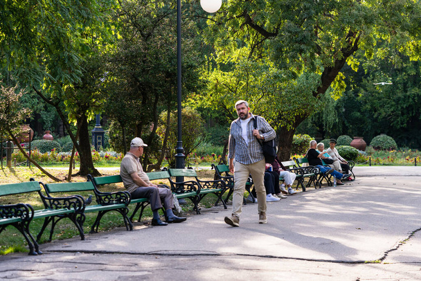 Άνθρωποι και τουρίστες περιφέρονται στο πάρκο. Βουκουρέστι, Ρουμανία, 2022 - Φωτογραφία, εικόνα