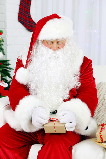 Santa Claus with gift boxes - Foto, afbeelding