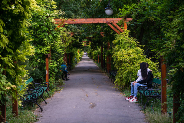 Gente y turista deambulan por el parque. Bucarest, Rumania, 2022 - Foto, Imagen