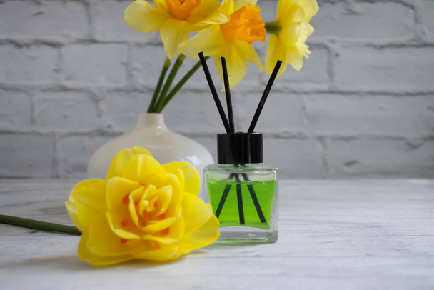 Parfüm für zu Hause, Blume auf hellem Hintergrund - Foto, Bild