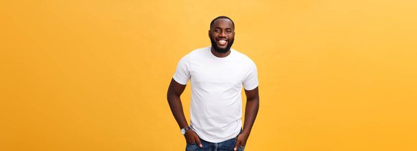 Ritratto di felice maschio afroamericano con sorriso positivo, denti bianchi perfetti, guarda felicemente la macchina fotografica, essendo imprenditore di successo, indossa t shirt bianca
 - Foto, immagini