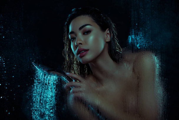 Fénykép a gyengéd lenyűgöző hölgy élvezze frissesség víz splash elszigetelt fekete színű háttér nedvesség üveg. - Fotó, kép