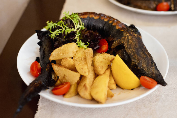 Verse rauwe vissnoek op folie voor het bakken met groenten, bereid om te koken, op een houten ondergrond - Foto, afbeelding