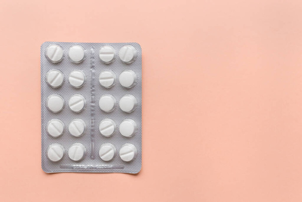 Volle Blisterpackung mit Pillen auf gelbem Hintergrund, Beilage und Medikamentenkonzept. Nahaufnahme, Draufsicht, Rahmen, Kopierraum - Foto, Bild