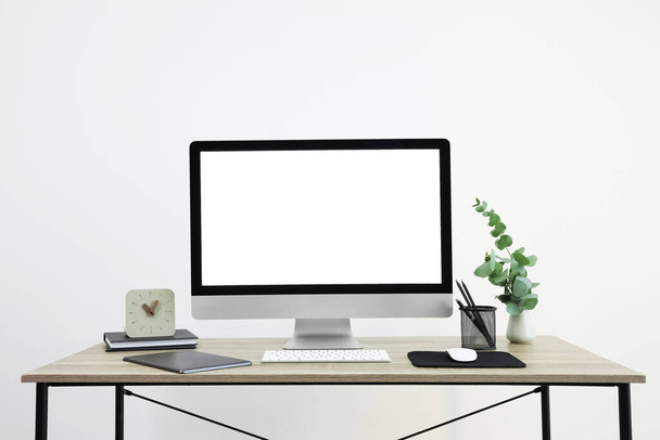 デザインのためのスペース、机の上に空白の画面を持つ現代的なコンピュータ。快適な職場 - 写真・画像