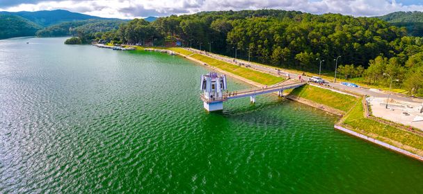 Estación hidroeléctrica del lago Tuyen Lam, vista aérea. Este es un lago hidroeléctrico que proporciona energía para las tierras altas de Vietnam - Foto, Imagen