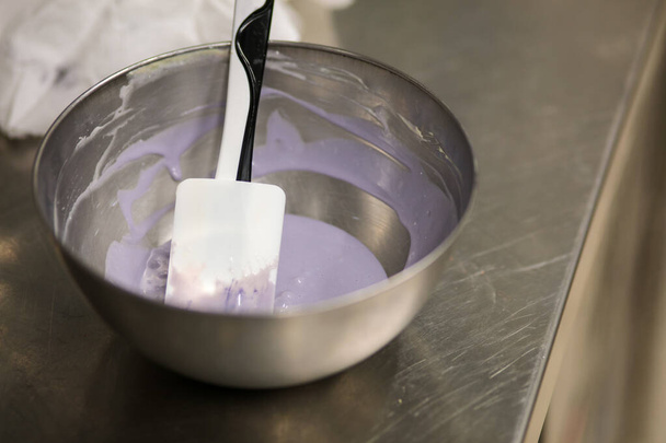 шеф-кухар виготовлення для глазурування бузкового крапельного торта в професійній кухонній лабораторії
 - Фото, зображення