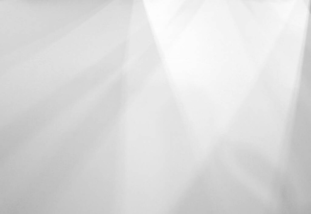 Ombre et lumière de la fenêtre flou fond abstrait sur mur blanc, effet de superposition d'ombre pour la présentation de produits de conception, maquette, affiches, stationnaire, art mural - Photo, image
