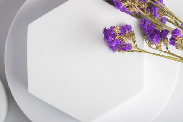 maqueta blanca con flores púrpura en el lado - Foto, Imagen
