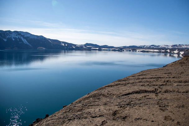 Oskjuvatn, às vezes chamado de Lago Askja devido à sua localização na caldeira Askja, é um vasto lago de crateras no norte da Islândia. - Foto, Imagem