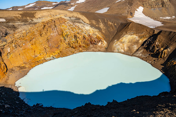 Vtiはアイスランド中部高地のアスキャ・カルデラで発見された地熱火口湖です。 - 写真・画像