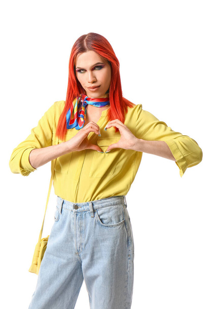 Stylowa transgenderowa kobieta kształtuje serce dłońmi na białym tle - Zdjęcie, obraz