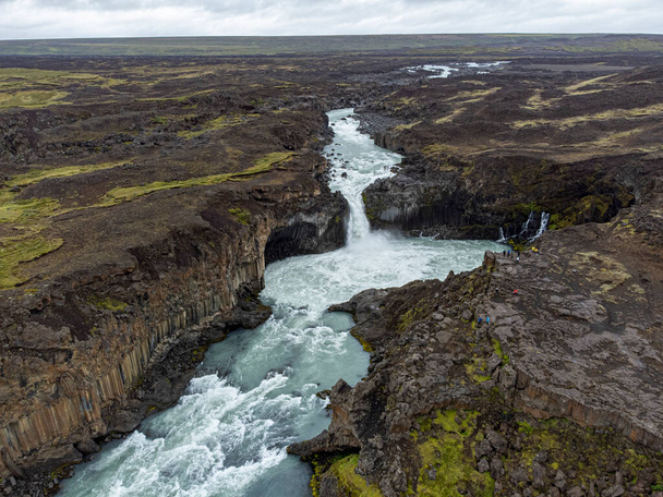 Aldeyjarfoss es una cascada situada en el norte de Islandia, en la parte más septentrional de la carretera Sprengisandur, lo que significa que se encuentra en las Highlands de Islandia - Foto, Imagen