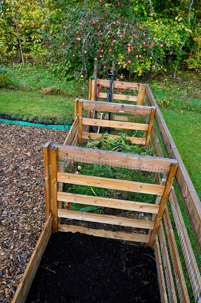 compost de jardin avec trois compartiments dans le jardin Kumla Suède 26 septembre 2022 - Photo, image