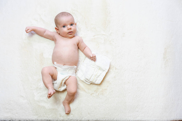 Cambio de pañales banner para niños recién nacidos. Feliz bebé lindo en pañal. Cuidado de niños fondo blanco. Cuidado del recién nacido, cólicos, dientes, régimen del día del recién nacido - Foto, imagen