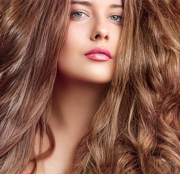 Saç stili, güzellik ve saç bakımı, uzun doğal kahverengi saçlı güzel bir kadın, kuaför salonu ve saç bakım markası için büyüleyici bir portre. - Fotoğraf, Görsel