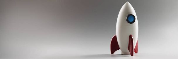 Primer plano del soporte de juguete cohete en miniatura en la superficie, cohete como símbolo para el proyecto empresarial y la puesta en marcha. Éxito, desarrollo, concepto de crecimiento. Copiar espacio - Foto, imagen