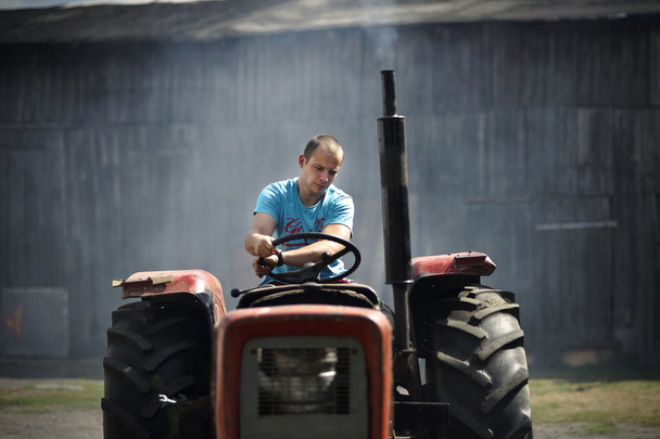 Hombre en tractor
 - Foto, imagen