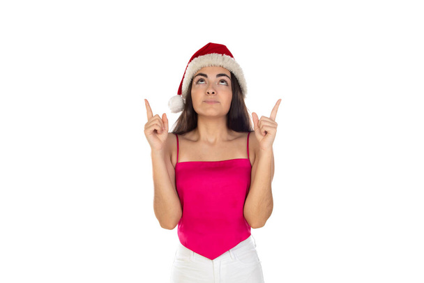 Hermosa chica morena en sombrero de santa claus aislado sobre fondo blanco con espacio para copiar, tiempo para comprar regalos para Navidad y año nuevo, descuentos y venta  - Foto, imagen